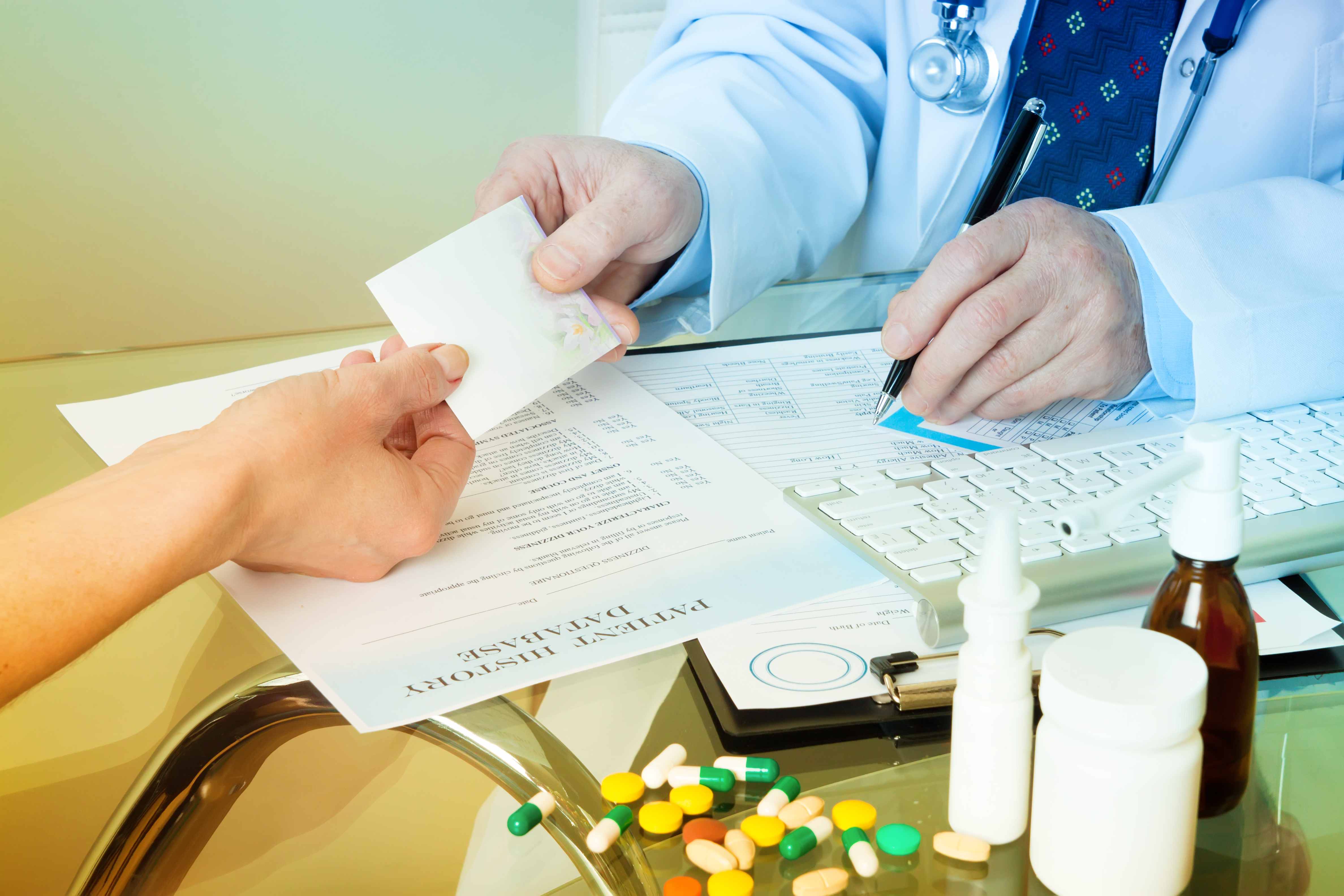 Кому положен больничный лист и как его получить